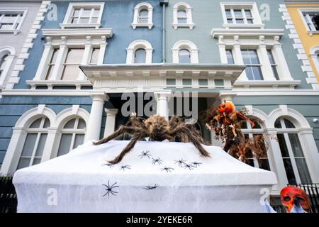 Une maison décorée pour Halloween sur Elgin Crescent à Notting Hill, ouest de Londres, prête à accueillir des trucs ou des traiteurs sur All Hallows' Eve. Date de la photo : jeudi 31 octobre 2024. Banque D'Images