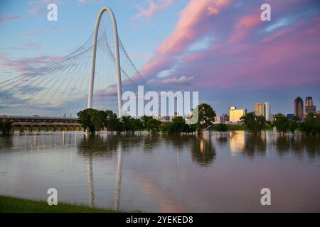 Magnifique vue sur le pont Margaret Hunt Hill et les étonnants nuages bleus roses lors D'Une inondation rare de la Trinity River Levee à Dallas, Texas Banque D'Images