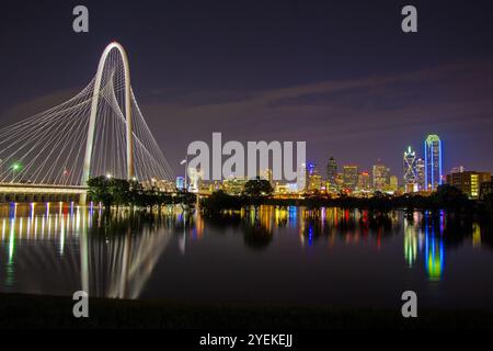 Magnifique vue sur le pont Margaret Hunt Hill et les gratte-ciel du centre-ville de Dallas lors D'Une inondation rare sur la Trinity River Levee à Dallas, Texas Banque D'Images