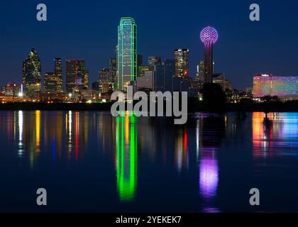 Magnifique vue sur le pont Margaret Hunt Hill et les gratte-ciel du centre-ville de Dallas lors D'Une inondation rare sur la Trinity River Levee à Dallas, Texas Under Banque D'Images