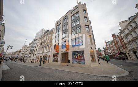 New Bond Street, Londres, Royaume-Uni. 31 octobre 2024. Les décorations de Noël au-dessus de New Bond Street un jour gris arborent le logo Chanel. L'éclairage doit avoir lieu début novembre. Crédit : Malcolm Park/Alamy Live News Banque D'Images