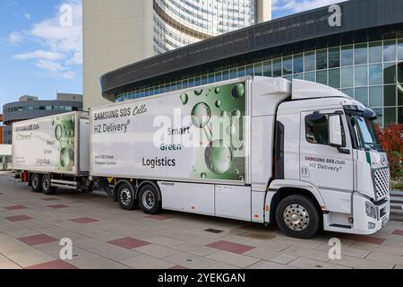 Hyundai Wasserstoff-LKW für emissionsfreie Logistiklösungen von Samsung SDS Ein Hyundai Wasserstoff-LKW, eingesetzt von Samsung SDS, wirbt auf dem Messegelände in Wien für Smart Green Logistics und CO2-freie transporte. Der Lastkraftwagen mit Fuel Cell-technologie ist vor einem modernen Gebäudekomplex abgebildet. Donaustadt Wien Österreich *** camion hydrogène Hyundai pour des solutions logistiques sans émissions de Samsung SDS Un camion hydrogène Hyundai, exploité par Samsung SDS, promeut une logistique verte intelligente et un transport sans CO2 sur le parc des expositions de Vienne le camion avec technologie de pile à combustible Banque D'Images