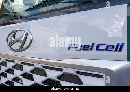 Hyundai Wasserstoff-LKW für emissionsfreie Logistiklösungen von Samsung SDS Ein Hyundai Wasserstoff-LKW, eingesetzt von Samsung SDS, wirbt auf dem Messegelände in Wien für Smart Green Logistics und CO2-freie transporte. Der Lastkraftwagen mit Fuel Cell-technologie ist vor einem modernen Gebäudekomplex abgebildet. Donaustadt Wien Österreich *** camion hydrogène Hyundai pour des solutions logistiques sans émissions de Samsung SDS Un camion hydrogène Hyundai, exploité par Samsung SDS, promeut une logistique verte intelligente et un transport sans CO2 sur le parc des expositions de Vienne le camion avec technologie de pile à combustible Banque D'Images