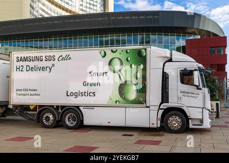 Hyundai Wasserstoff-LKW für emissionsfreie Logistiklösungen von Samsung SDS Ein Hyundai Wasserstoff-LKW, eingesetzt von Samsung SDS, wirbt auf dem Messegelände in Wien für Smart Green Logistics und CO2-freie transporte. Der Lastkraftwagen mit Fuel Cell-technologie ist vor einem modernen Gebäudekomplex abgebildet. Donaustadt Wien Österreich *** camion hydrogène Hyundai pour des solutions logistiques sans émissions de Samsung SDS Un camion hydrogène Hyundai, exploité par Samsung SDS, promeut une logistique verte intelligente et un transport sans CO2 sur le parc des expositions de Vienne le camion avec technologie de pile à combustible Banque D'Images