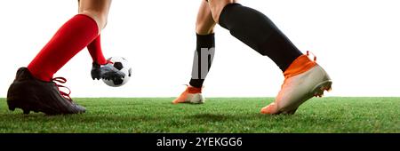 Gros plan image recadrée de deux joueuses de football, jambes et ballon de football, mettant l'accent sur le mouvement et l'agilité. Banque D'Images