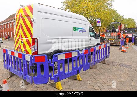 Essex et Suffolk Water article parler Essex & Suffolk Water Ford transit van sur le trottoir de shopping High Street pendant les travaux d'approvisionnement Brentwood Essex UK Banque D'Images