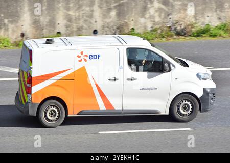 Homme conduisant un véhicule utilitaire travaillant pour EDF, une entreprise française d'énergie de gaz et d'électricité, conduisant l'autoroute M25 Essex London sur la route orbitale UK Banque D'Images