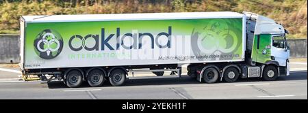 Vue latérale oakland multi température spécialiste de la chaîne d'approvisionnement entreprise de transport Renault hgv camion remorque semi-remorque autoroute M25 Essex Angleterre Royaume-Uni Banque D'Images
