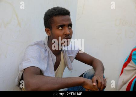 Taiz, Yémen. 27 décembre 2019. Des migrants de la Corne de l’Afrique sont détenus dans la prison centrale de la ville de Taiz, dans le sud-ouest du Yémen. Plus de 78 migrants africains, dont la majorité sont originaires d’Éthiopie, sont actuellement détenus dans la prison centrale de Taiz. Les migrants sont confrontés à des conditions difficiles, notamment la pauvreté et la détérioration des problèmes de santé dans un pays déchiré par la guerre depuis 2015, et ils ont lancé un appel à la communauté internationale et aux organisations humanitaires pour qu'elles interviennent pour les renvoyer dans leur pays. La guerre de plus de cinq ans au Yémen, n'a pas seulement dévasté le Banque D'Images