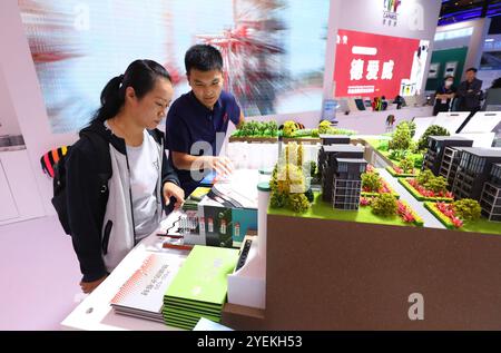 (241031) -- SHANGHAI, Oct. 31, 2024 (Xinhua) -- Un visiteur (l) apprend un modèle de système d'imperméabilisation souterrain de bâtiments civils lors d'une exposition de 2024 Journée mondiale des villes en Chine et 2024 SDG Cities Global Conference à Shanghai, Chine orientale, Oct. 31, 2024. La Journée mondiale des villes est née de l'exposition universelle de Shanghai de 2010, en particulier de la Déclaration de Shanghai, qui prônait l'idée de « meilleure ville, meilleure vie ». Célébrée chaque année le 31 octobre, la journée promeut le dialogue urbain international. Cette année, le World Citi 2024 a pour thème « construire des villes centrées sur les personnes pour une vie meilleure » Banque D'Images