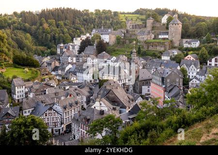 Vue aérienne de Monschau, une petite station balnéaire pittoresque dans la région de l'Eifel en Allemagne occidentale Banque D'Images