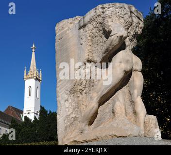 La tour de l'église Augustinerkirche se dresse derrière le Mémorial contre la guerre et le fascisme de Vienne sur la place Albertinaplatz. Banque D'Images