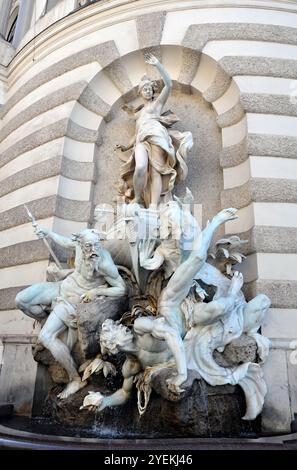 La fontaine Power at Sea (Die Macht zur See) à l'extérieur de l'aile Michael du palais Hofburg à Vienne. Banque D'Images