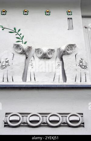 Sculptures de trois hiboux à l'extérieur de l'historique bâtiment de la Sécession de Vienne, une salle d'exposition emblématique dans le style de la Sécession viennoise. Banque D'Images