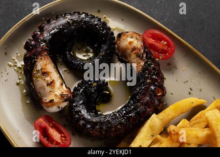Délicieux poulpe grillé gourmand sur assiette. Fond de fruits de mer. Banque D'Images