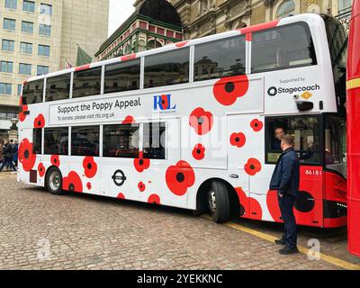 Londres Royaume-Uni 31 octobre 2024. Un bus londonien promouvant la Journée du coquelicot de Londres et l'appel au coquelicot au nom de la Royal British Legion à Charing Cross Station Banque D'Images