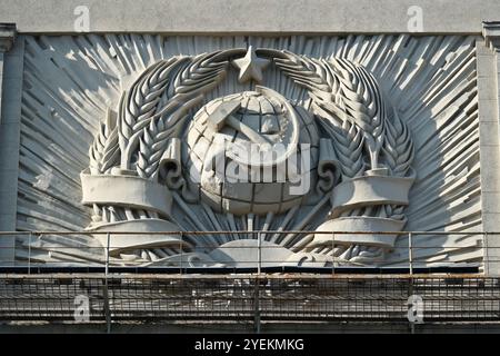 L'emblème de l'URSS sur la façade du bâtiment de la Douma d'État. Armoiries de l'URSS sur la façade du bâtiment Banque D'Images