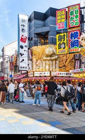 Osaka, Japon - 05.05.2024, rue piétonne bondée dans le quartier de Shinsekai. Attraction touristique dans Osaka Banque D'Images