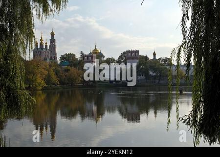 Russie, Moscou, couvent Novodevichy, reflet dans le lac Banque D'Images