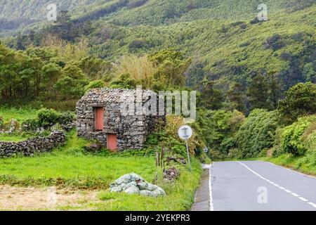 Petite maison en pierre dans les montagnes à Flores islamd Açores Portugal Banque D'Images