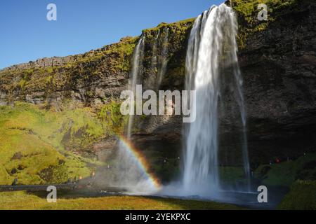 La cascade de Seljalandsfoss en Islande sur la côte sud. Cette photo a un arc-en-ciel. Banque D'Images