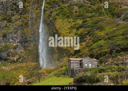 Petite maison en pierre dans les montagnes avec cascade à côté à Flores islamd Açores Portugal Banque D'Images