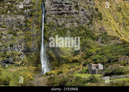 Petite maison en pierre dans les montagnes avec cascade à côté à Flores islamd Açores Portugal Banque D'Images