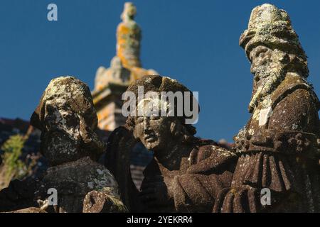 Les personnages du XVIe siècle s'habillent en détail de la scène de la mise en demeure du Christ sculptée à la fin des années 1500 sur un calvaire dans la paroisse proche de l'Eglise Saint-Miliau dans le village de Guimiliau, Finistère, Bretagne, France. Banque D'Images