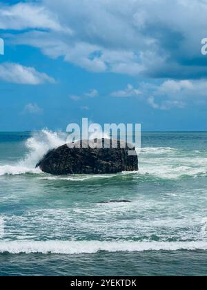 Vagues s'écrasant contre de gros rochers dans l'océan Banque D'Images