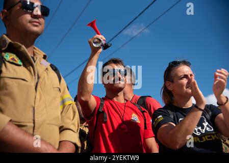 Athènes, Grèce. 31 octobre 2024. Athènes, Grèce, 31 octobre 2024. Manifestation saisonnière des pompiers devant le ministère de la protection civile à Athènes, Grèce, le 31 octobre 2024. Les pompiers ont demandé des postes permanents et le renouvellement de leurs contrats. (Photo de Kostas Galanis/Sipa USA) crédit : Sipa USA/Alamy Live News Banque D'Images