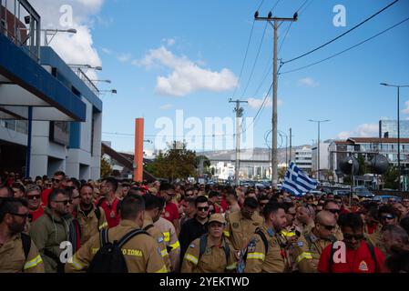 Athènes, Grèce. 31 octobre 2024. Athènes, Grèce, 31 octobre 2024. Manifestation saisonnière des pompiers devant le ministère de la protection civile à Athènes, Grèce, le 31 octobre 2024. Les pompiers ont demandé des postes permanents et le renouvellement de leurs contrats. (Photo de Kostas Galanis/Sipa USA) crédit : Sipa USA/Alamy Live News Banque D'Images