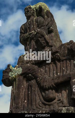 Dépôt de la Croix. Détail de sculpture de la fin des années 1500 sur la face ouest du calvaire dans la paroisse près de l'Eglise Saint-Miliau à Guimiliau, Finistère, Bretagne, France. Banque D'Images