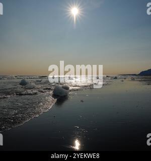 La plage de diamant avec de nombreux icebergs sur sa plage en Islande sur la côte sud. Banque D'Images