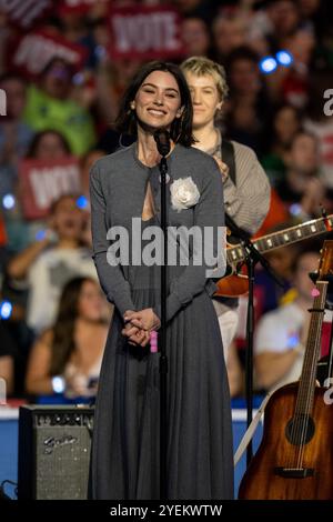 Green Bay, États-Unis. 30 octobre 2024. Musicienne Gracie Abrams lors d'un rassemblement de campagne When We vote, We Win pour Harris/Walz le 30 octobre 2024, à Madison, Wisconsin (photo de Daniel DeSlover/Sipa USA) crédit : Sipa USA/Alamy Live News Banque D'Images