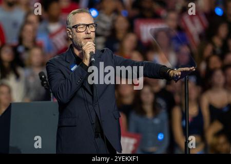 Green Bay, États-Unis. 30 octobre 2024. Matt Berninger du National lors d'un rassemblement de campagne When We vote, We Win pour Harris/Walz le 30 octobre 2024, à Madison, Wisconsin (photo de Daniel DeSlover/Sipa USA) crédit : Sipa USA/Alamy Live News Banque D'Images