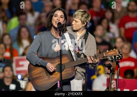 Green Bay, États-Unis. 30 octobre 2024. Musicienne Gracie Abrams lors d'un rassemblement de campagne When We vote, We Win pour Harris/Walz le 30 octobre 2024, à Madison, Wisconsin (photo de Daniel DeSlover/Sipa USA) crédit : Sipa USA/Alamy Live News Banque D'Images