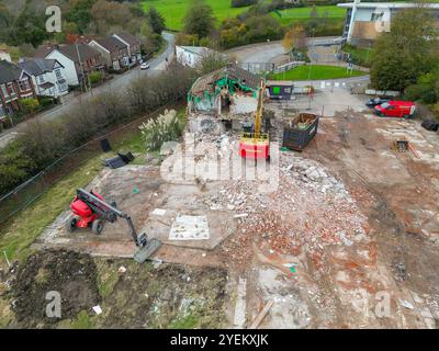 Church Village, Pontypridd, Rhondda Cynon TAF, pays de Galles, Royaume-Uni - 30 octobre 2024 : excavatrice démolissant une maison de retraite pour personnes âgées Banque D'Images