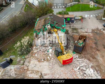 Church Village, Pontypridd, Rhondda Cynon TAF, pays de Galles, Royaume-Uni - 30 octobre 2024 : excavatrice démolissant une maison de retraite pour personnes âgées Banque D'Images