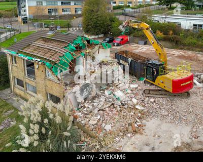 Church Village, Pontypridd, Rhondda Cynon TAF, pays de Galles, Royaume-Uni - 30 octobre 2024 : excavatrice démolissant une maison de retraite pour personnes âgées Banque D'Images