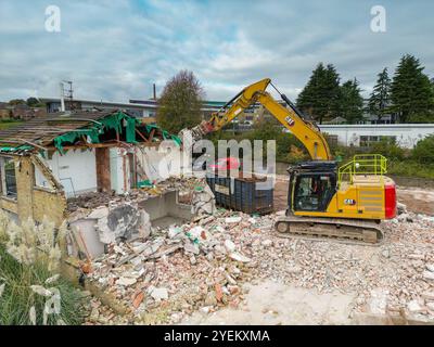 Church Village, Pontypridd, Rhondda Cynon TAF, pays de Galles, Royaume-Uni - 30 octobre 2024 : excavatrice démolissant une maison de retraite pour personnes âgées Banque D'Images