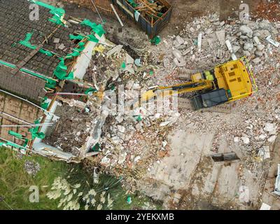 Church Village, Pontypridd, Rhondda Cynon TAF, pays de Galles, Royaume-Uni - 30 octobre 2024 : excavatrice démolissant une maison de retraite pour personnes âgées Banque D'Images