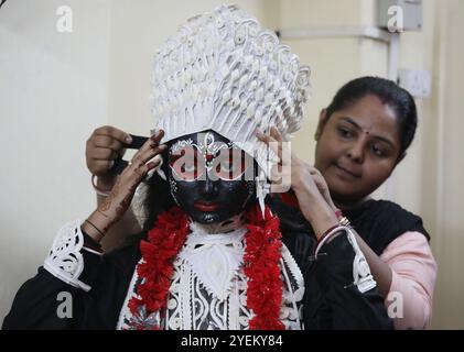 Kolkata, Inde. 31 octobre 2024. Les artistes s'habillent comme la déesse hindoue Kali et se préparent avant une représentation à l'intérieur d'un ''pandal'', une plate-forme temporaire décorée, à l'occasion du festival Kali Puja à Kolkata, en Inde, le 31 octobre 2024. Kali est une déesse hindoue qui représente les forces opposées de la création et de la destruction, de la mort et de la renaissance, et du temps. (Photo de Rupak de Chowdhuri/NurPhoto)0 crédit : NurPhoto SRL/Alamy Live News Banque D'Images