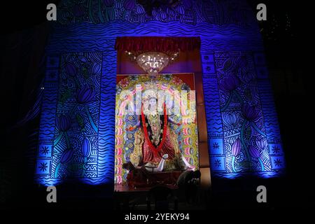 Kolkata, Inde. 31 octobre 2024. Une idole d'argile de la déesse hindoue Kali est à l'intérieur d'un ''pandal'' (une plate-forme temporaire), une structure décorée, à l'occasion du festival Kali Puja à Kolkata, en Inde, le 31 octobre 2024. Kali est une déesse hindoue qui représente les forces opposées de la création et de la destruction, de la mort et de la renaissance, et du temps. (Photo de Rupak de Chowdhuri/NurPhoto) crédit : NurPhoto SRL/Alamy Live News Banque D'Images