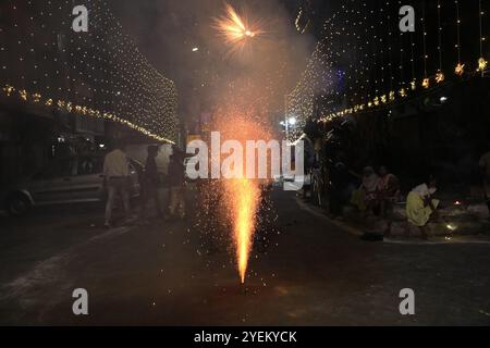 Kolkata, Inde. 31 octobre 2024. Les enfants jouent avec des pétards tout en célébrant le festival hindou de Diwali, le festival annuel des lumières, à l’occasion du festival Kali Puja à Kolkata, en Inde, le 31 octobre 2024. Kali est une déesse hindoue qui représente les forces opposées de la création et de la destruction, de la mort et de la renaissance, et du temps. (Photo de Rupak de Chowdhuri/NurPhoto)0 crédit : NurPhoto SRL/Alamy Live News Banque D'Images