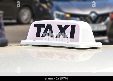 Signe sur le dessus d'un taxi. Personne, Travel concept. Banque D'Images