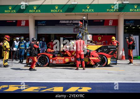 Sakhir, Bahreïn. 31 octobre 2024. Ferrari AF CORSE No.51 Hypercar - Ferrari 499P, Alessandro Pier Guidi (ITA), James Calado (GBR), Antonio Giovinazzi (ITA) pendant P1. Ahmad Al Shehab/Alamy Live News. Banque D'Images