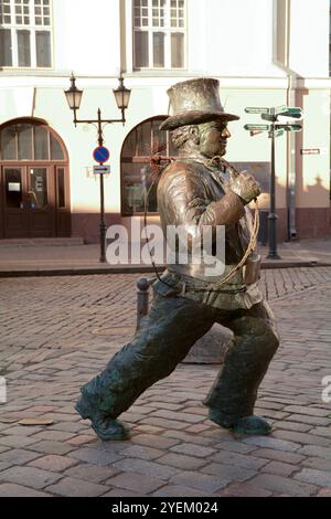 'Õnnelik korstnapühkija' - la statue de la balayeuse de cheminée chanceuse sur la place Karjavarava, Tallinn - Estonie depuis 2010. Banque D'Images