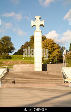 La Croix de la liberté et le Monument à la guerre d'indépendance 'Vabadussõja võidusammas' sur la place de la liberté 'Vabaduse väljak', Tallinn, Estonie Banque D'Images