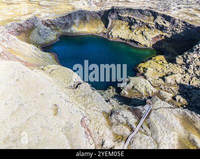 Lac dans le cratère Tjarnargigur, cratère Laki recouvert de mousse ou Lakagígar, série de cratères, vue aérienne, hauts plateaux intérieurs de l'Islande, Suðurland, Islande Banque D'Images