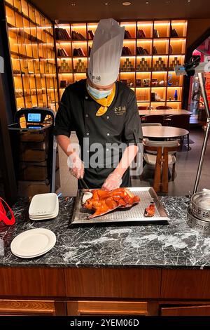 Pékin, Chine. 11 octobre 2024. Le canard rôti (ou canard laqué) est préparé au restaurant Quanjuede (ou Quanjude), Qianmen, à Beijing le 11 octobre 2024. Quanjuede Roast Duck Restaurant fabrique ce plat célèbre depuis près de 150 ans avec des succursales à Pékin ainsi qu'à Taiwan, au Canada et en Australie. (Photo de Samuel Rigelhaupt/Sipa USA) crédit : Sipa USA/Alamy Live News Banque D'Images